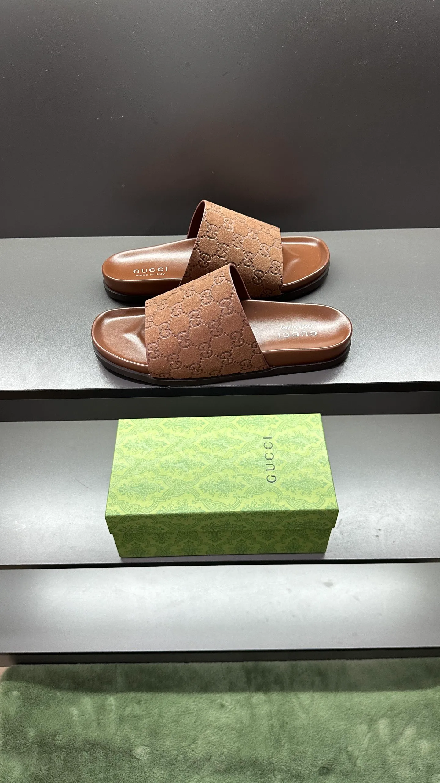 [G Home New Style] P: 300💰Men's size 39~45, (46. Customized) This slipper is made of GG polyester fiber and is decorated with a Gucci label on the front, which adds a striking logo feel to the style. "Gucci Made in Italy" stamped label Rubber sole Flat Made in Italy